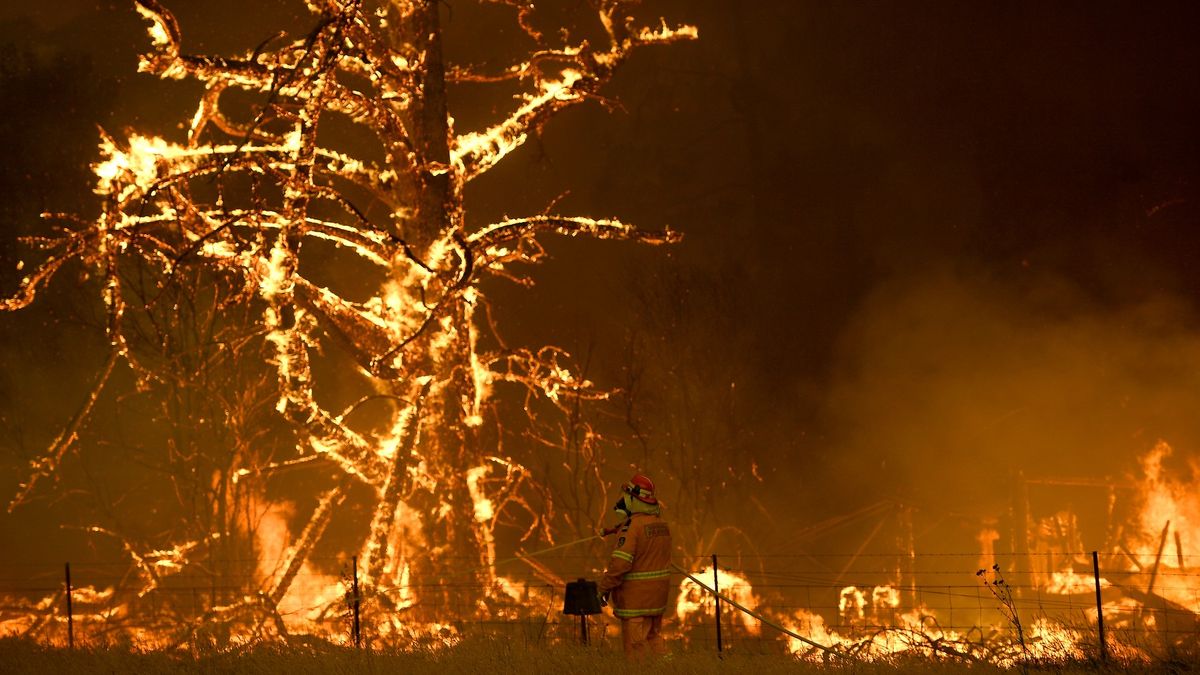 Obrazy neštěstí z Austrálie: Na více než sto místech hoří lesy, osm lidí už zemřelo
